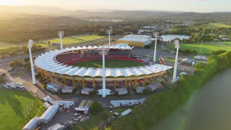 estadio por el río durante la puesta de sol en carrara