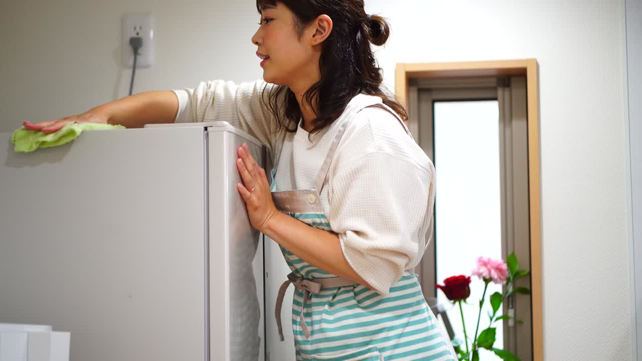 냉장고를 청소하는 여자
