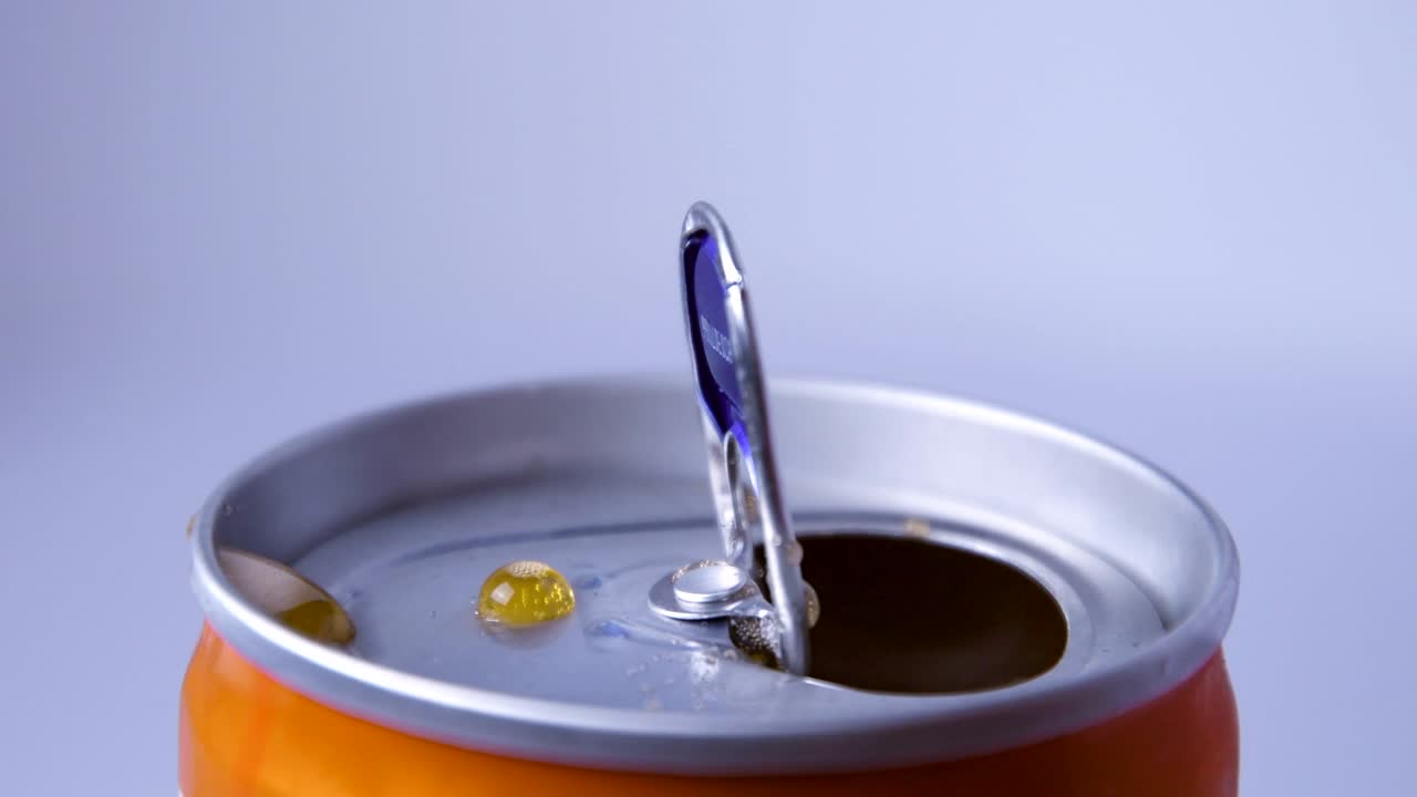 손가락으로 차가운 소다, 탄산음료 캔을 열고