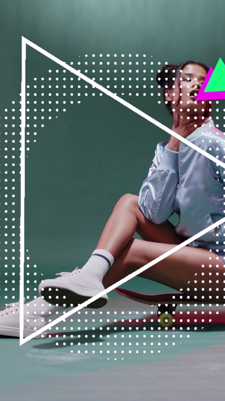 Video verticale: Modella seduta su una tavola con un fulmine verde che si sposta, rivelando il viso e mostrando la moda.