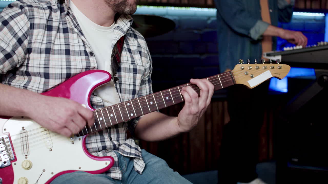 vista de cerca del grupo musical en el estudio