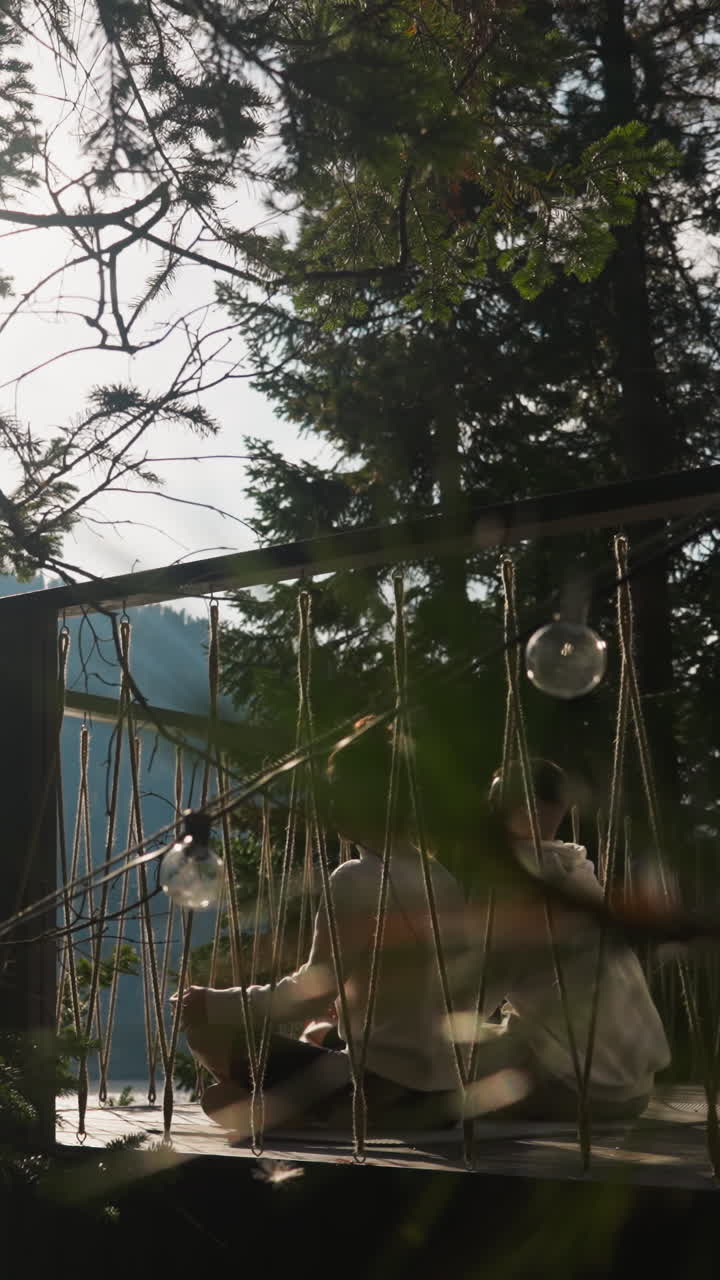 커플은 해가 뜨면 명상에 몰두합니다. 커플의 해가 나면 명상은 내면의 평온에 대한 관문이 되고, 변화의 탐구에 대한 안내가 됩니다.