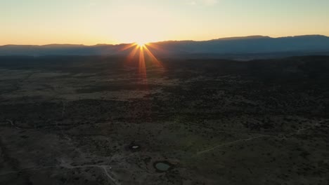 Hora-Dorada-Sobre-El-Paisaje-Natural-árido-En-Utah,-Estados-Unidos