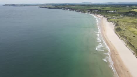 Befriedigender-Weißer-Felsenstrand-Portrush-Irland-Antenne