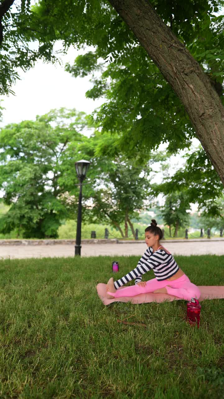 mujer practicando yoga en un parque