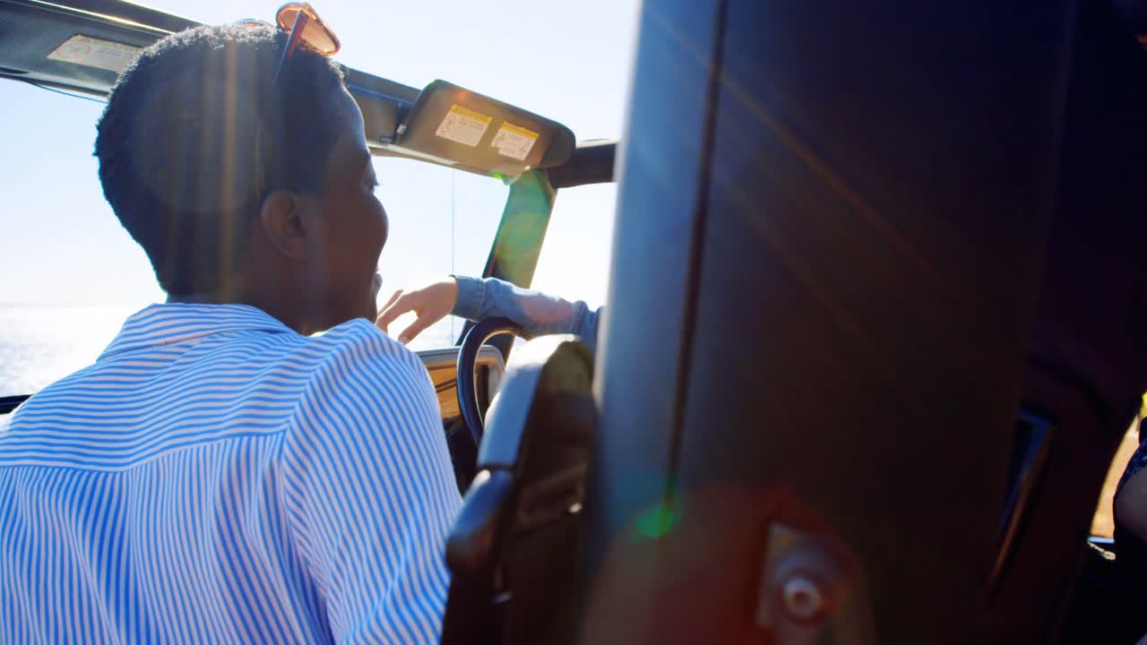 자동차 4k에서 서로 상호 작용하는 여성 친구 그룹