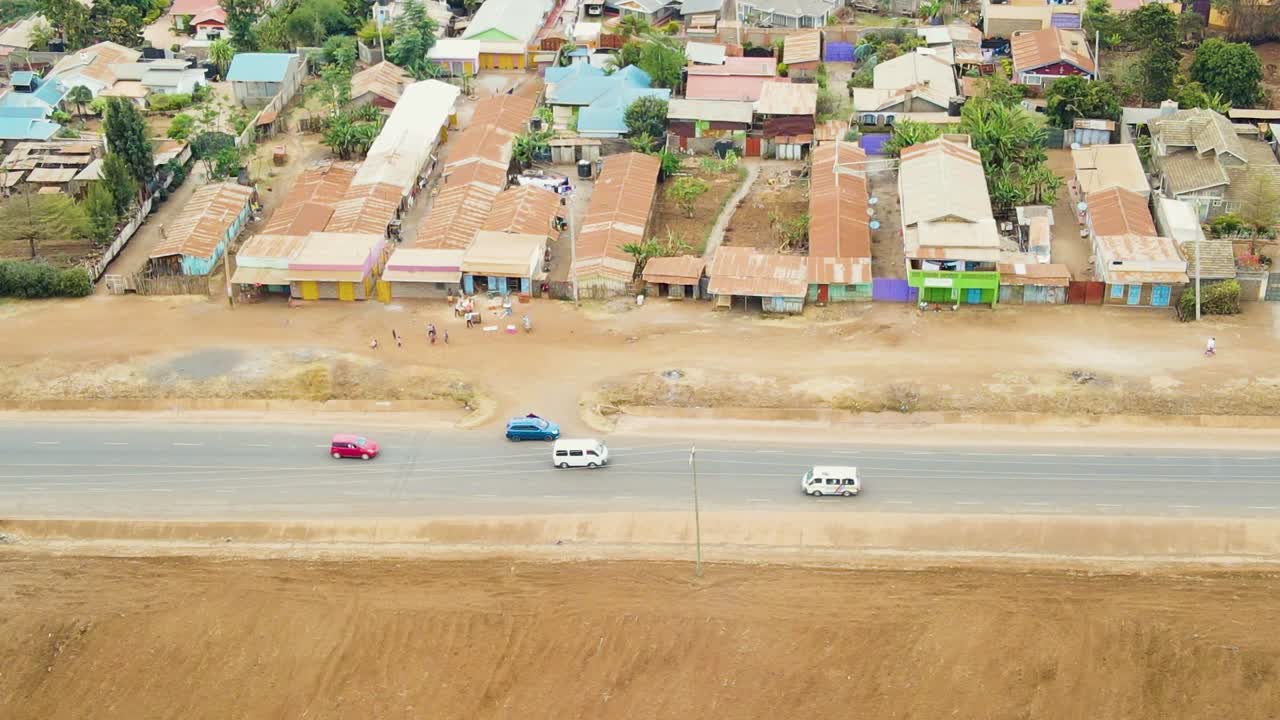 케냐의 시골 마을에서 킬리만자로가 배경입니다.