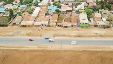 Pueblo-Rural-De-Kenia-Con-El-Kilimanjaro-Al-Fondo