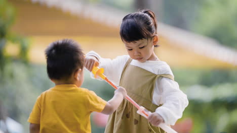 공원에서 노는 아이들