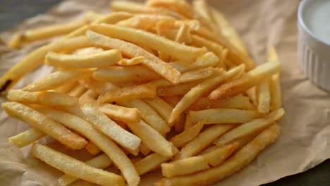 Pommes-Frites-Oder-Kartoffelchips-Mit-Sauerrahm-Und-Ketchup