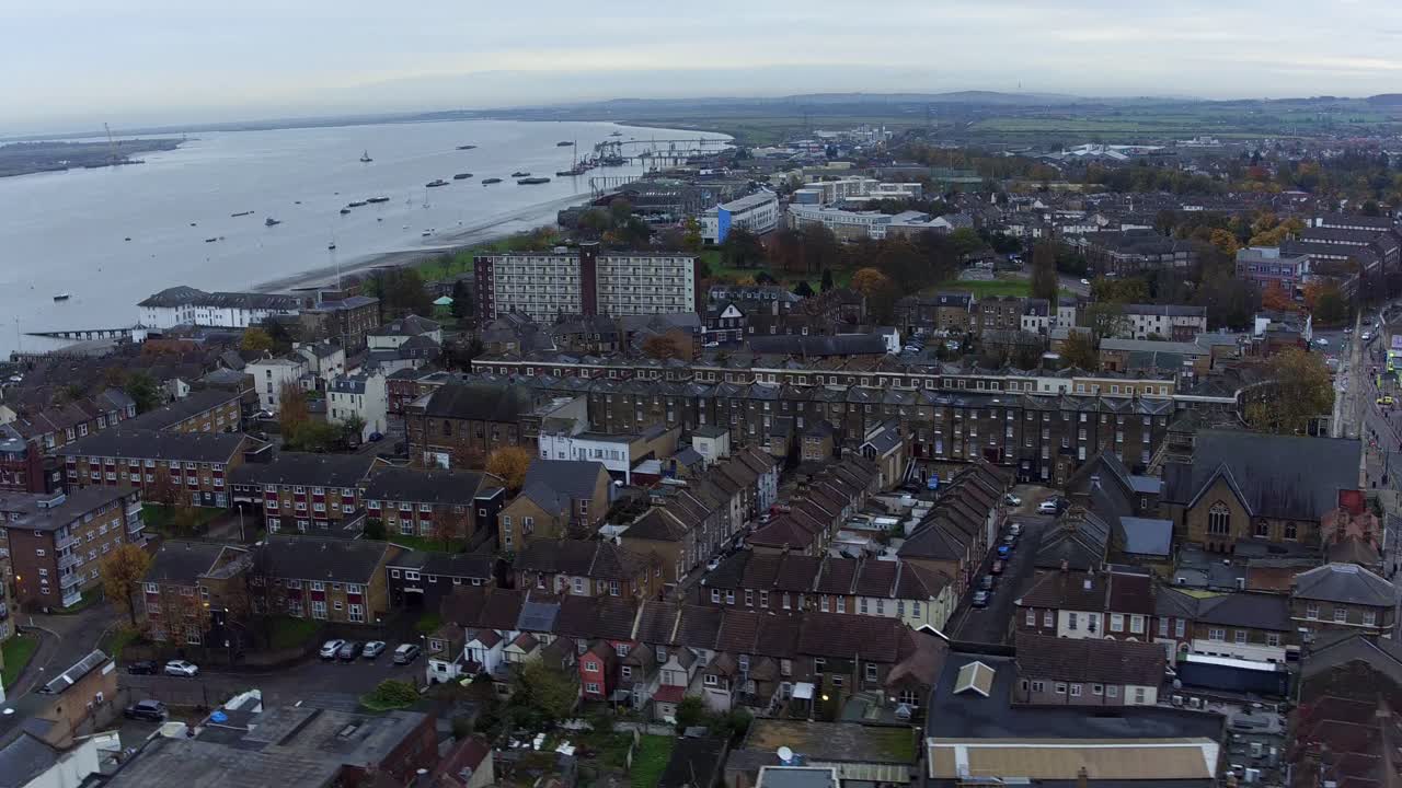 vista aérea de la ciudad de gravesend, kent, reino unido