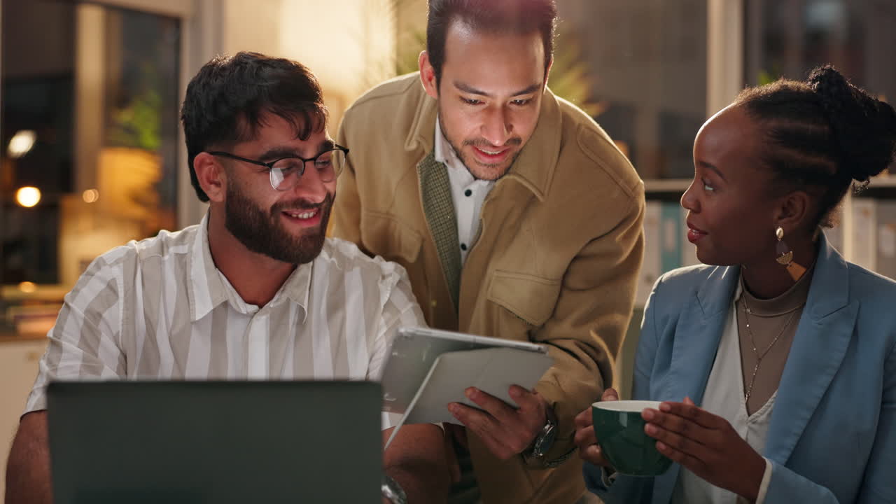 현대적인 사무실에서 다양한 팀 협업