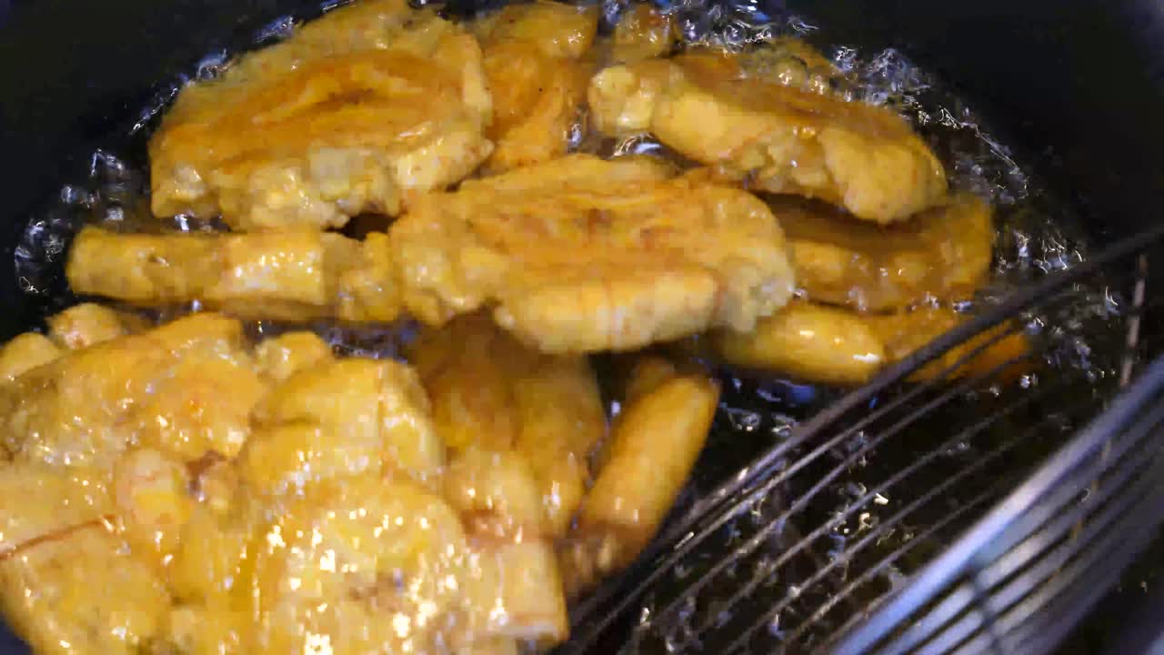 타치노를 튀기고 팬에서 꺼내기