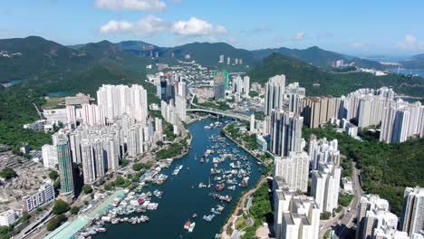 puerto de aberdeen y horizonte en el suroeste de la isla de hong kong en un hermoso día, vista aérea