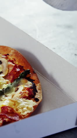 pizza al horno con aderezos de verduras
