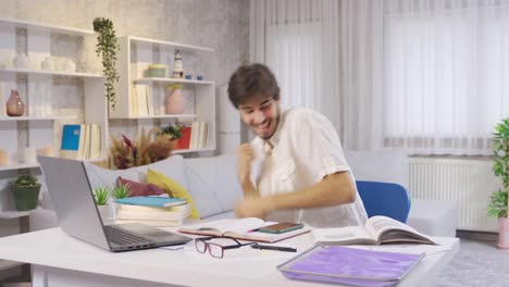 el estudiante exitoso se alegra y baila. estudiante feliz.