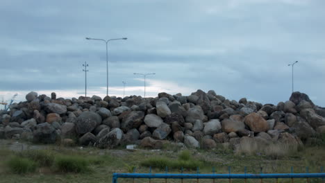 Un-Montón-De-Rocas-En-Un-Campo-De-Hierba-En-El-Puerto-Nuevo-De-La-Ciudad-De-Cádiz,-Filipinas