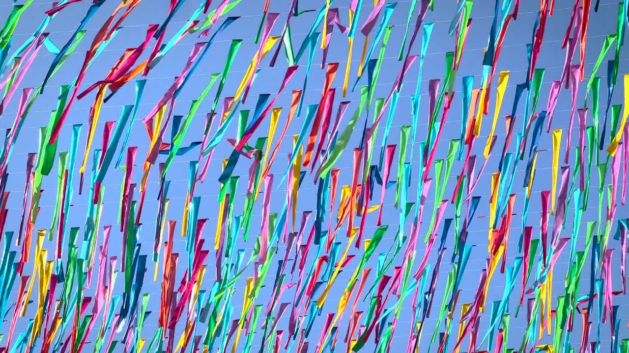 수백 개의 화려한 깃발이 오악사카 거리에 장식으로 매달려 바람에 펄럭입니다.