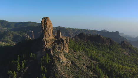 colores mágicos: puesta de sol mística alrededor de roque nublo en gran canaria