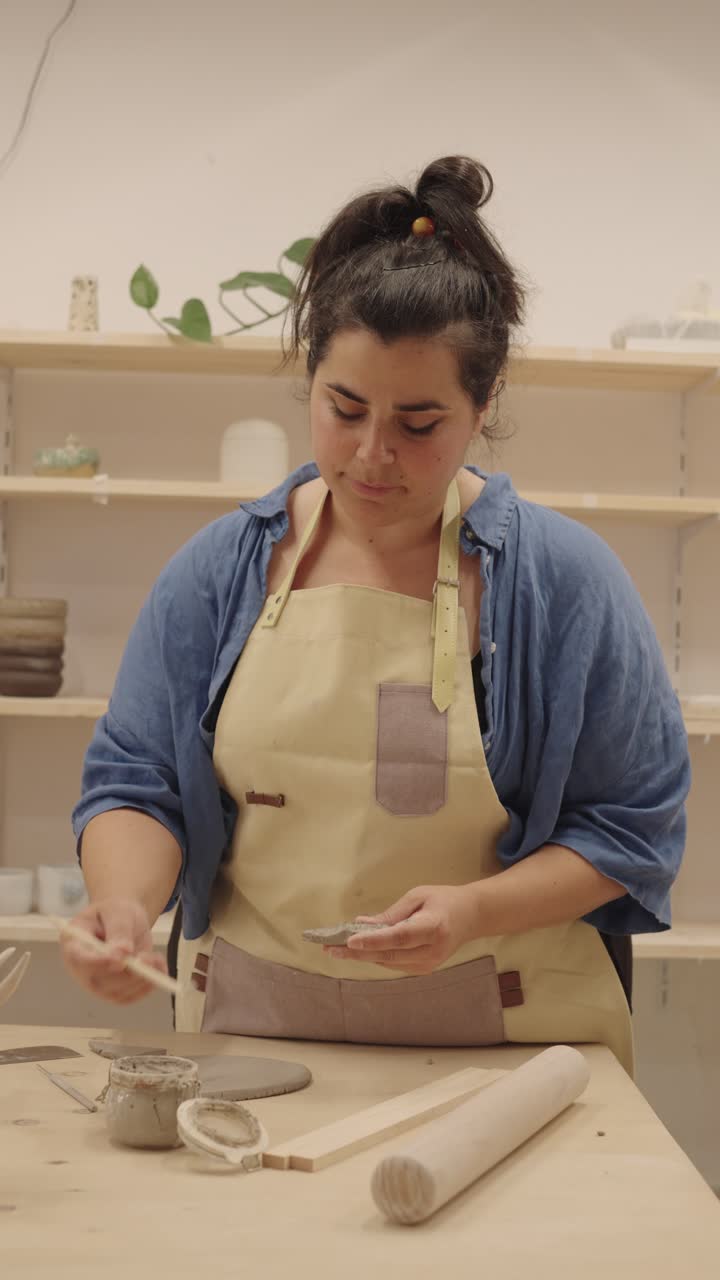 mujer trabajando con arcilla en un estudio de cerámica