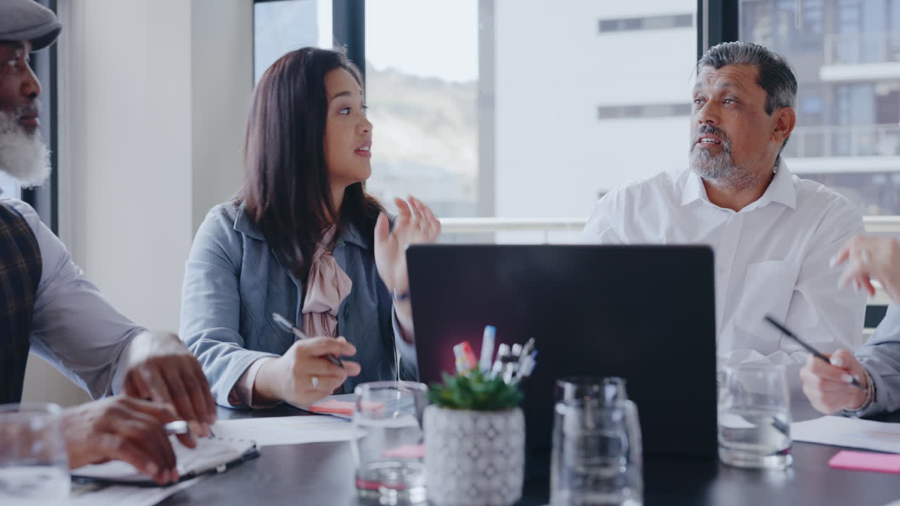 노트북, ceo 또는 회의에서 고위 비즈니스 사람들