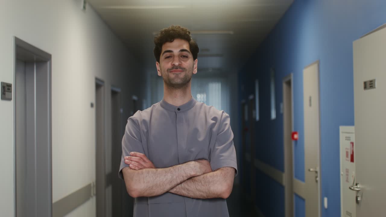 médico confiado en el pasillo del hospital