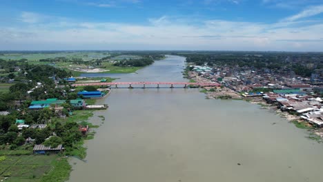 puente de la aldea junto al río que conecta con la ciudad