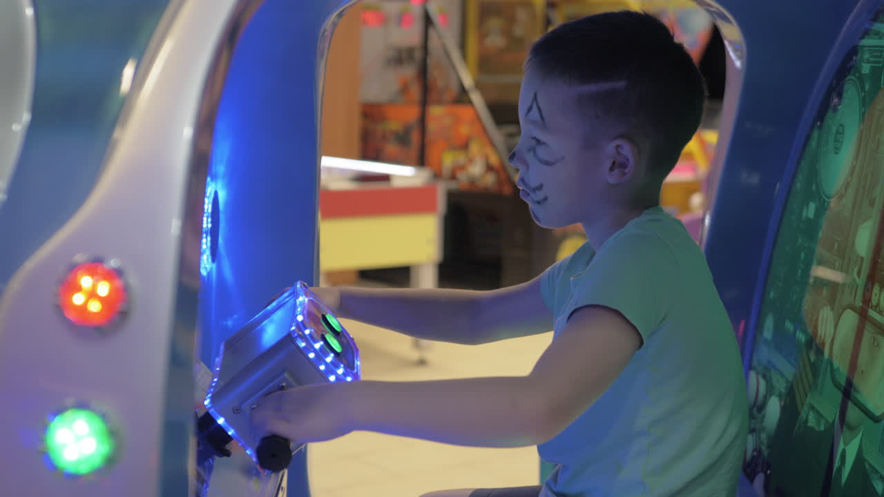 niño divirtiéndose con el arcade de batalla marítima