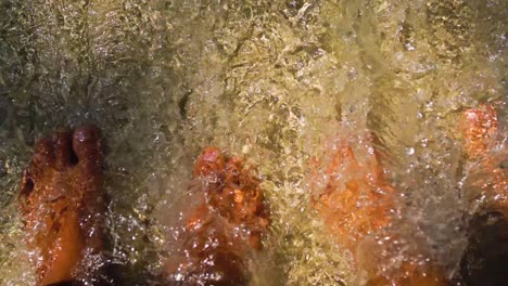 dos personas de pie en el arroyo y el agua clara fluye a través de sus pies