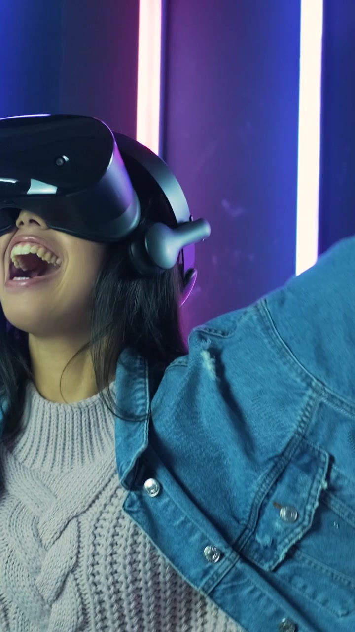 Giovane Donna Entusiasta che Sperimenta un Visore per la Realtà Virtuale