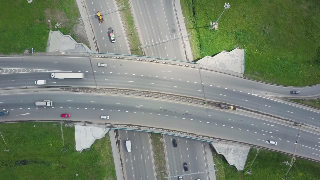 고속도로 교차로의 공중 사진