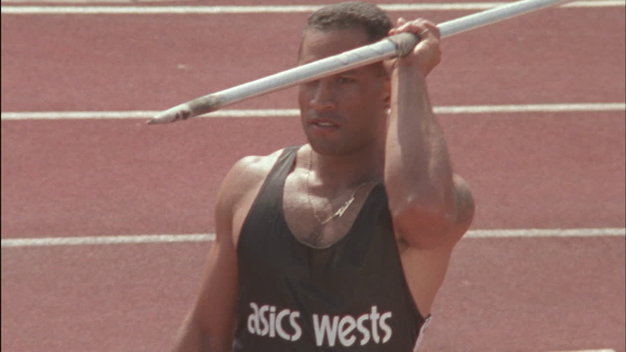 un hombre corre y lanza una jabalina