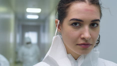 retrato de una doctora cansada sonriendo a la cámara