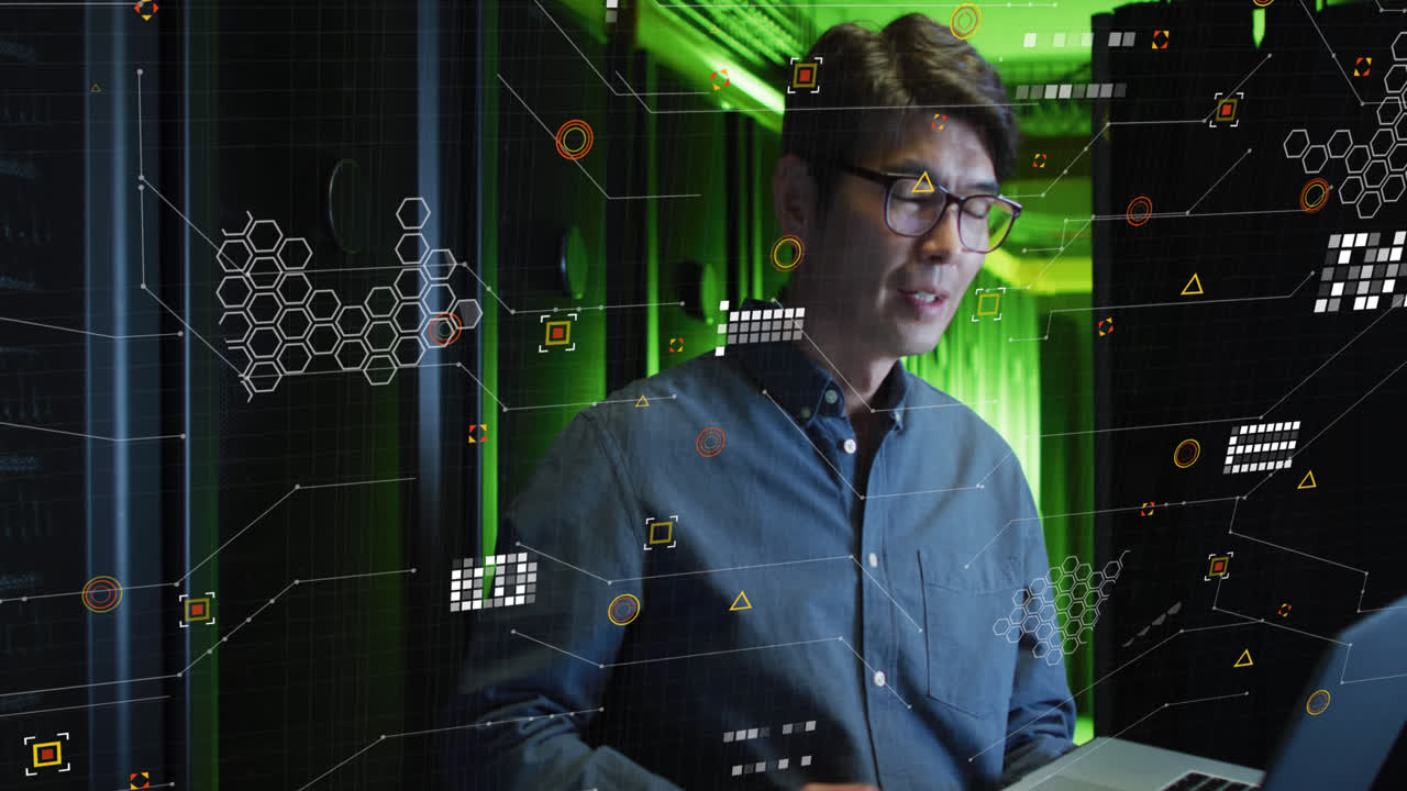 animación del procesamiento de datos sobre un trabajador masculino asiático en la sala del servidor