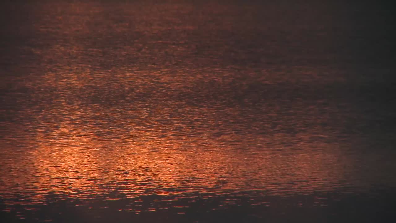 Tidlig morgensol reflekteres på en ferskvannssjø