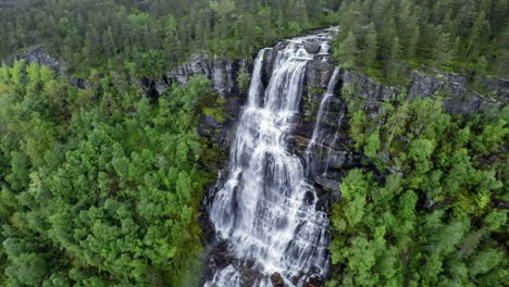 imágenes aéreas de la cascada de tvindefossen, noruega