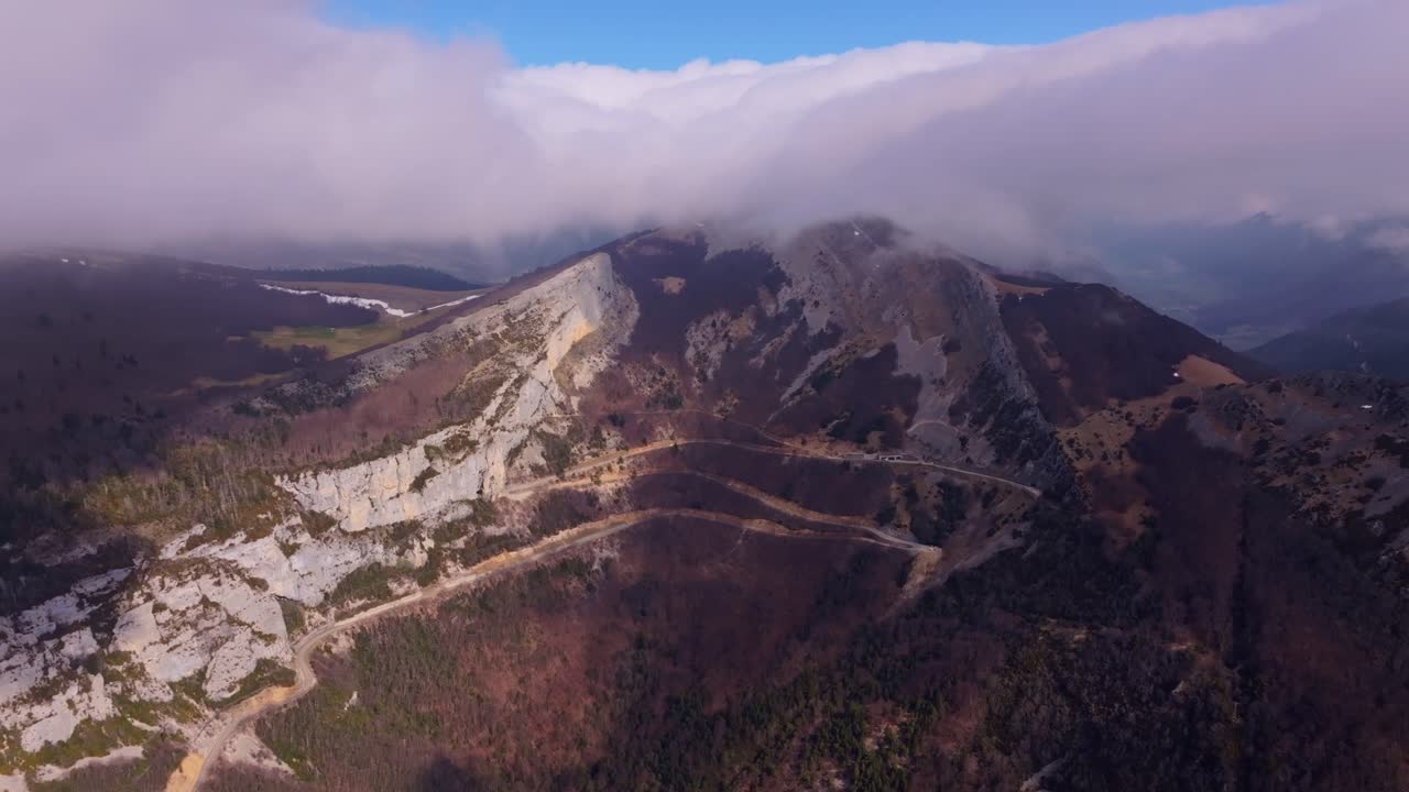 Il drone segue la strada mentre la nebbia avvolge la collina francese