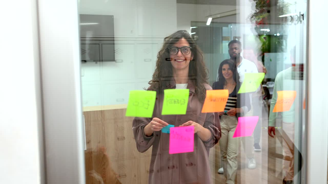 sesión de lluvia de ideas en equipo en una oficina moderna