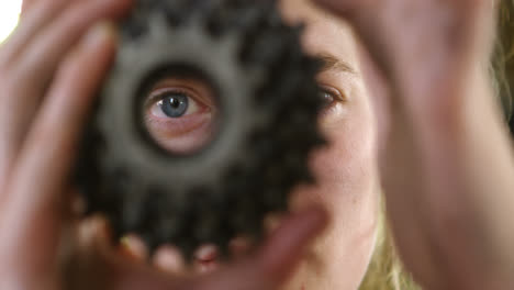 mujer reparando piezas de bicicleta en el taller 4k