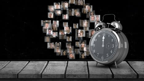 animación de reloj despertador vintage moviéndose rápido y sonando sobre el globo formado con fotografías de personas