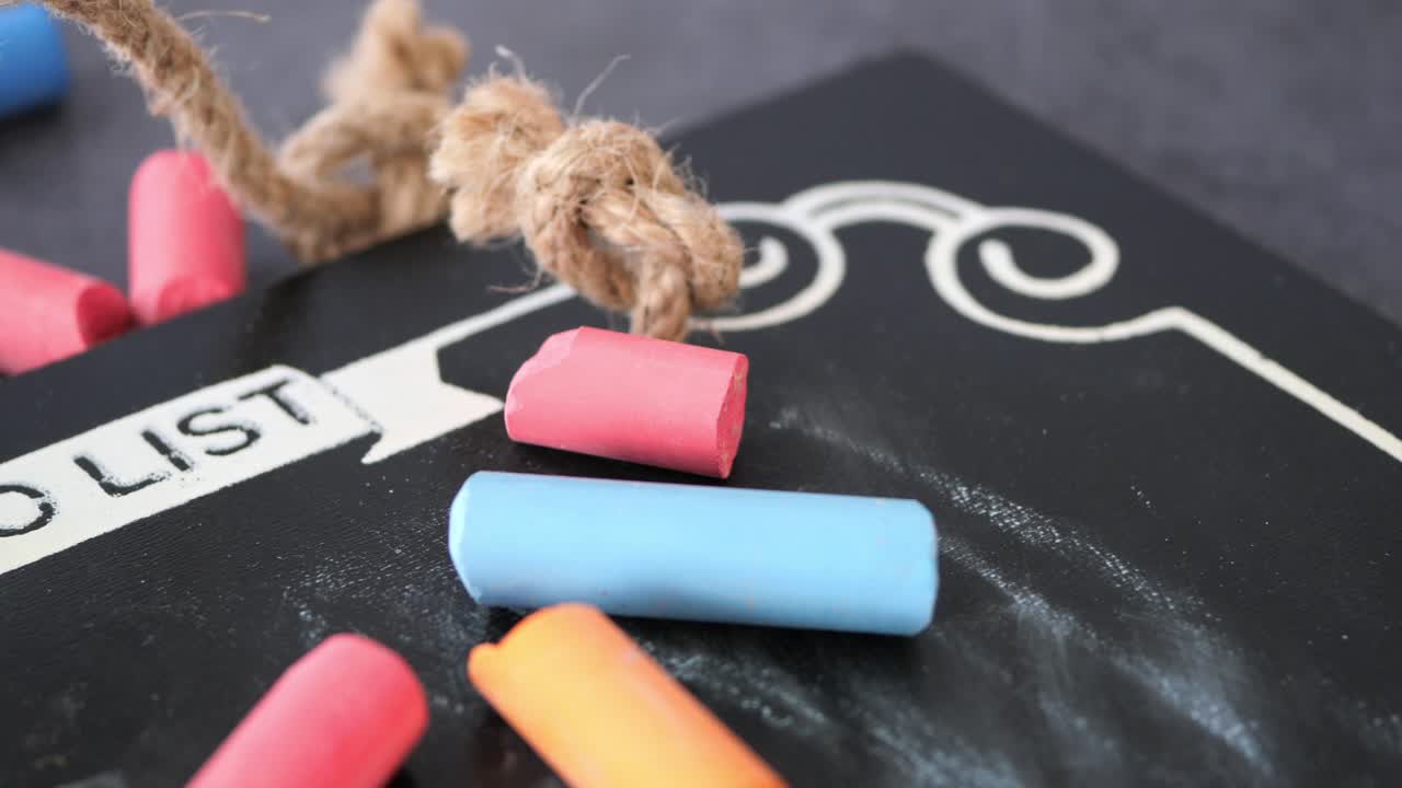 tiza colorida y lista de tareas