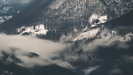 Nube-De-Niebla-Baja-Moviéndose-En-El-Valle-Nevado-Alpino-Timelapse