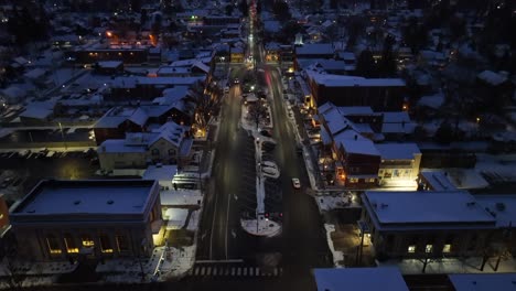 Revelación-Aérea-De-La-Plaza-De-La-Ciudad-Cubierta-De-Nieve-Durante-El-Colorido-Atardecer-De-Invierno.