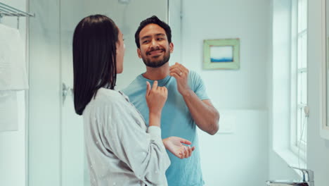 pareja, baño y limpieza de la cara con crema