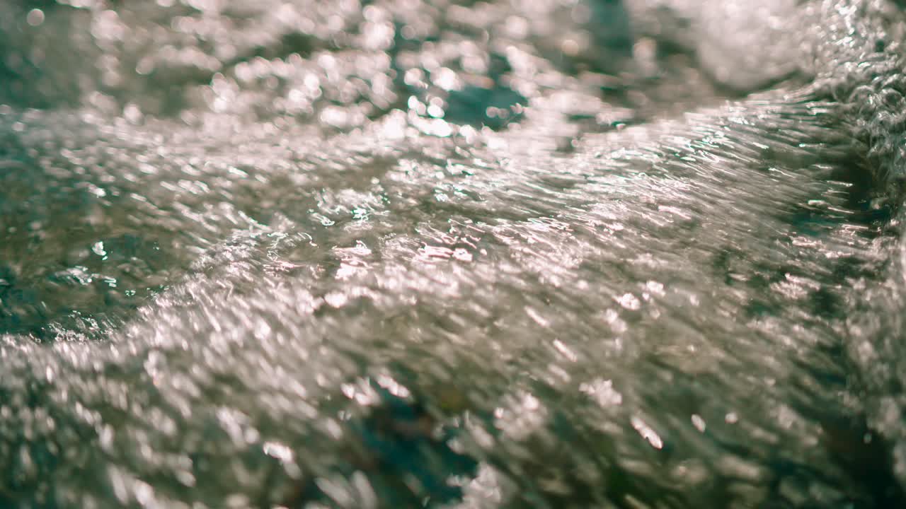 에서 분출 하는 신선한 물 스트림의 근접 촬영 보기