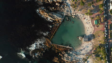 Vista-Aérea-De-La-Piscina-De-Mareas-De-Camps-Bay-En-Ciudad-Del-Cabo,-Sudáfrica-En-Un-Día-Soleado