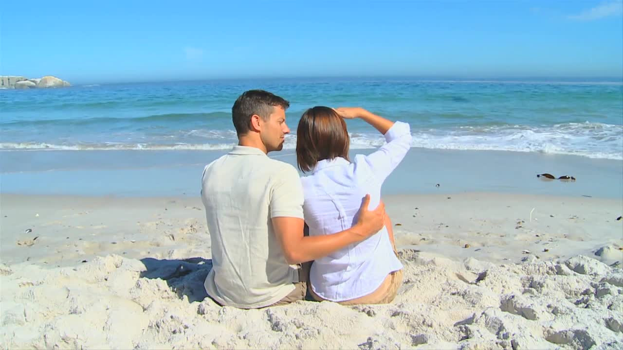 달한 부부는 멀리서 편안하게 바라보고 있습니다.