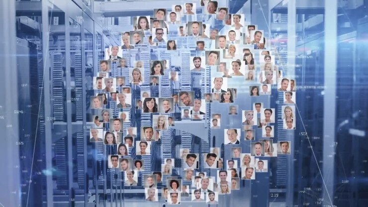 Animation of network of businesspeople growing