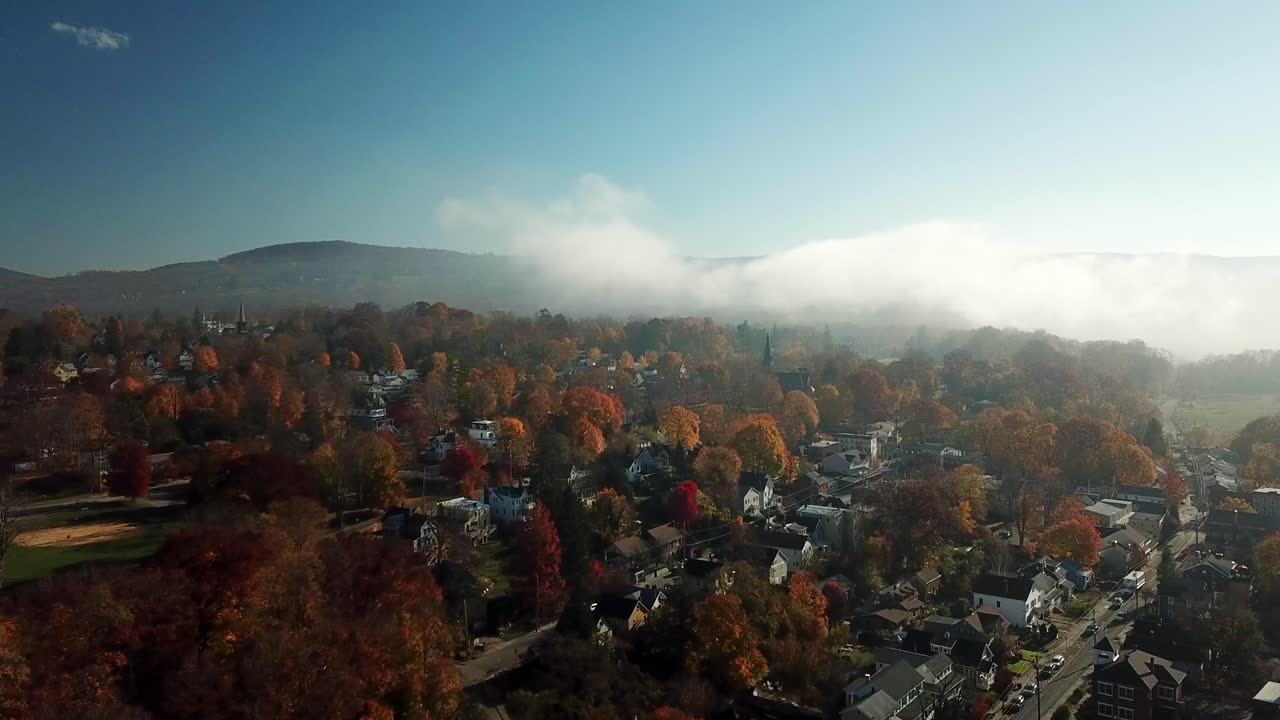 mañana nublado otoño empujando hacia adelante drone shot