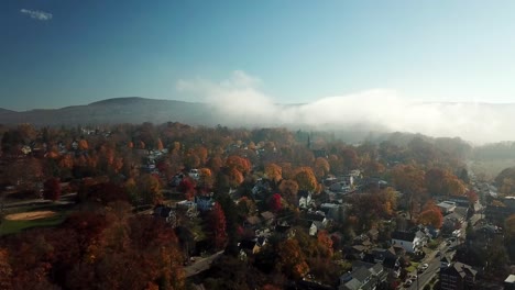 Mañana-Nublado-Otoño-Empujando-Hacia-Adelante-Drone-Shot